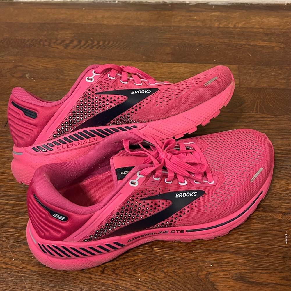 Brooks Women's Pink Athletic Shoes